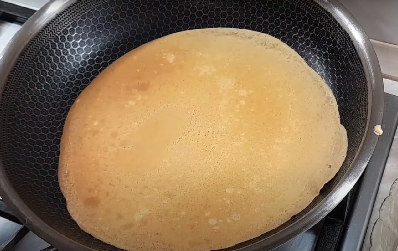 Томатні млинці з копченою моцарелою: простий рецепт смачного сніданку чи обіду